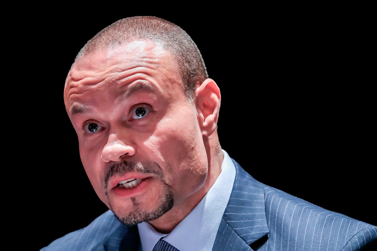 他是一名阴谋论者播客。特朗普爱他。现在他是联邦调查局的副局长。