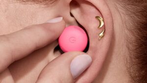最近清洁了 Pixel Buds Pro 2？如果没有，您的声音可能会变得更糟
