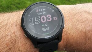 使用这款销量创下历史新低的 Garmin Forerunner 活跃起来
