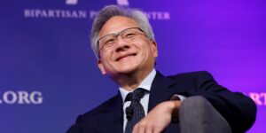 英伟达首席执行官黄仁勋开玩笑说，这可能会让他最大的客户损失数十亿美元
