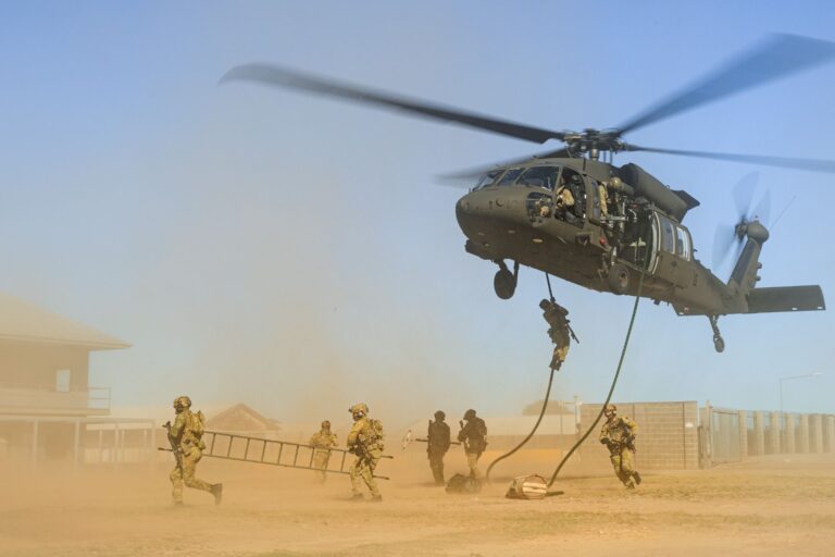 黑鹰 UH-60M 直升机增强了澳大利亚军队的机动性和反应能力