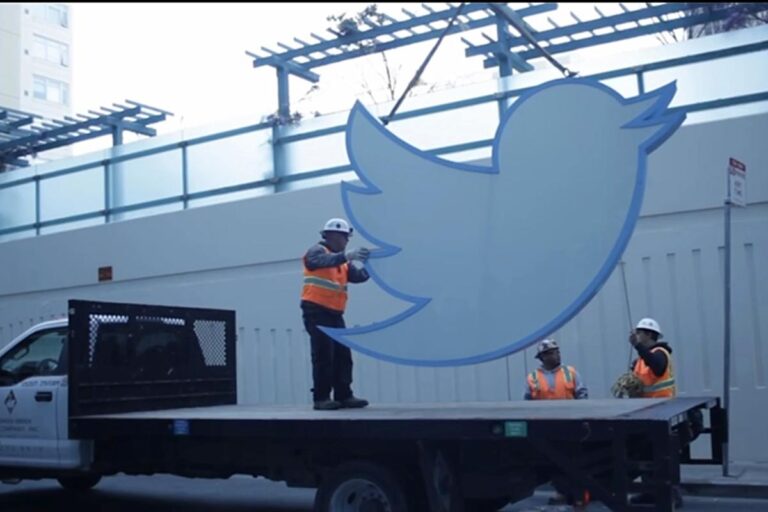 来自旧金山总部的 560 磅重的 Twitter 标志正在拍卖