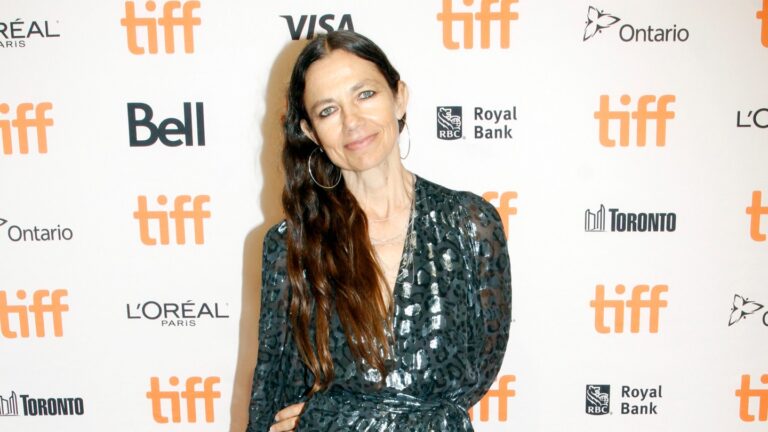 贾斯汀·贝特曼 （Justine Bateman） 想向科技公司“提供一本火柴书”，以便它们可以烧毁好莱坞