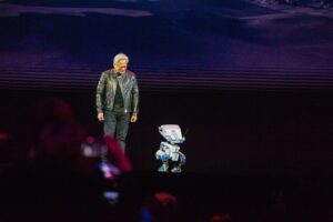 Nvidia 首席执行官与芯片制造商 Disney、Google 合作并展开 AI 革命，与受《星球大战》启发的 Droid 交谈