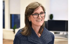 为什么 Cathie Wood 要购买这只不为人知的 AI 股票？