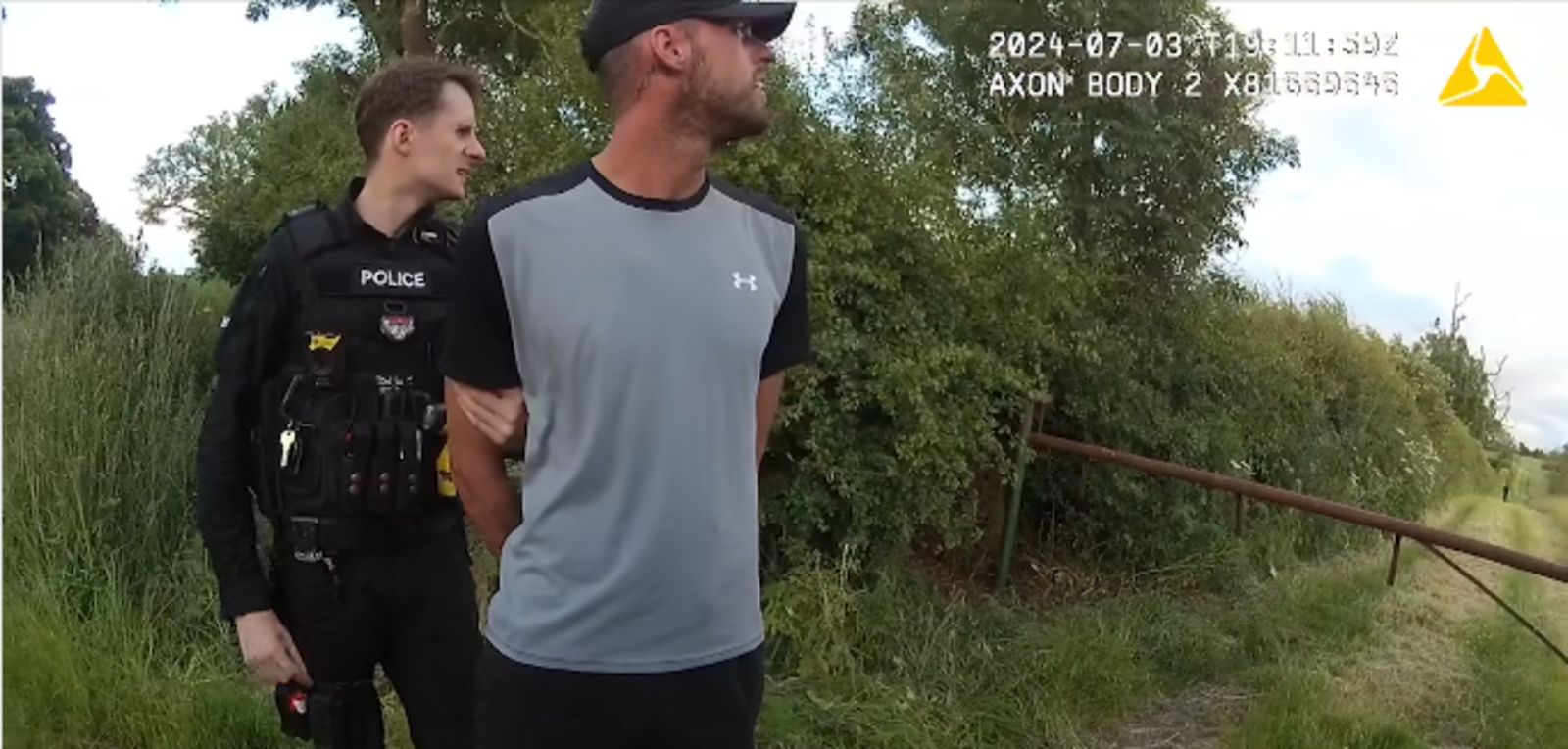 镜头显示危险司机在被无人机追踪后自首