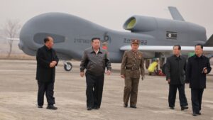 朝鲜金正恩在有报道称已向俄罗斯派遣更多军队的情况下阅兵式新无人机