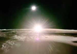 NASA 和 Firefly 发布令人惊叹的月亮日落和日食照片