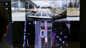 日本日产在挤满汽车和人的城市街道上测试无人驾驶汽车