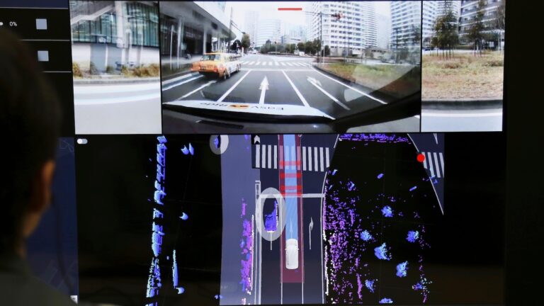 日本日产在挤满汽车和人的城市街道上测试无人驾驶汽车