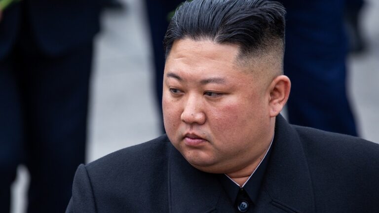 朝鲜金正恩监督人工智能自杀式攻击无人机的测试
