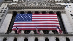 恐惧笼罩美国股市，纳斯达克指数暴跌 2.8%：特朗普的关税是下跌背后的原因