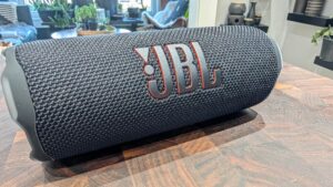 这款 JBL 扬声器可以承受各种元素 - 而且价格低廉听起来很棒