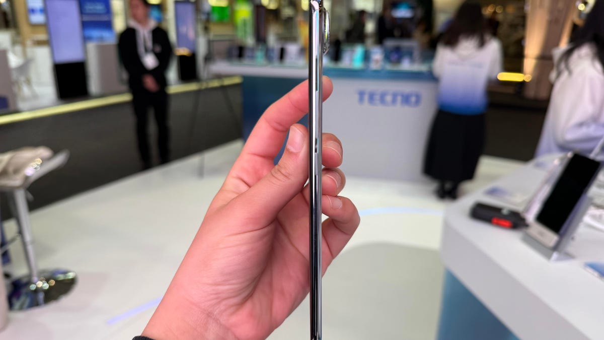Tecno 在 MWC 2025 上推出的 Spark Slim 手机简直就是一个奇迹