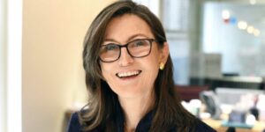 ARK Invest 的 Cathie Wood 预测，在 AI 驱动的生产力迫在眉睫的情况下，滚动衰退将结束