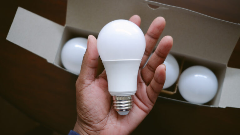 您可以在 100W 插座中使用 60W LED 灯泡吗？