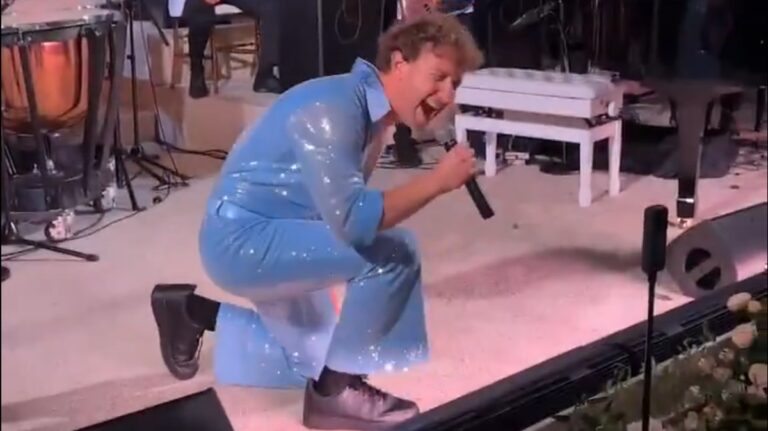 人们无法相信马克·扎克伯格 （Mark Zuckerberg） 穿着蓝色连身衣唱歌的镜头“不是 AI”