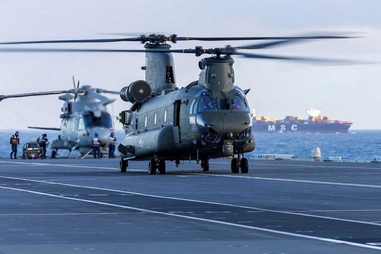 英国空军 CH-47 支奴干直升机在 HMS 威尔士亲王号航空母舰上获得登船资格