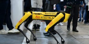 包括特斯拉（Tesla）和波士顿动力公司（Boston Dynamics）在内的美国机器人公司警告说，如果没有国家战略，“美国不仅会输掉机器人竞赛，还会输掉人工智能竞赛”