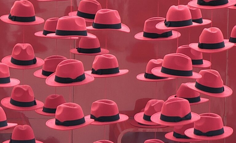 随着开放标准越来越受欢迎，Red Hat 与电信提供商合作