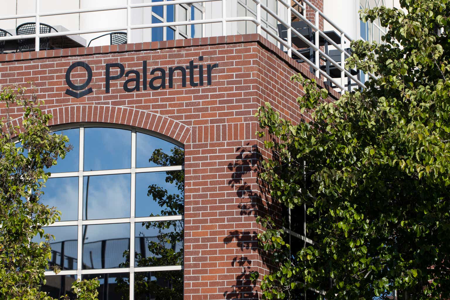 Palantir 可能会引领 AI 经济，而其他人只是开发模型