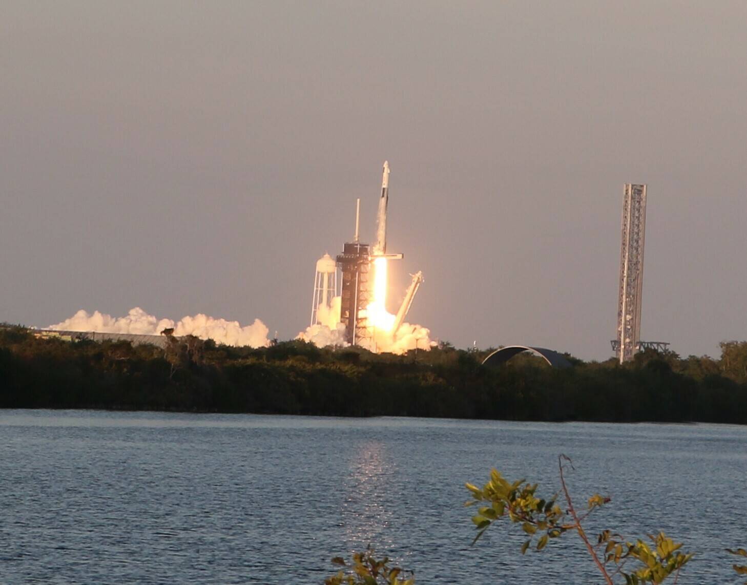 SpaceX Dragon 吊舱抵达国际空间站，最终接走被困的波音宇航员对
