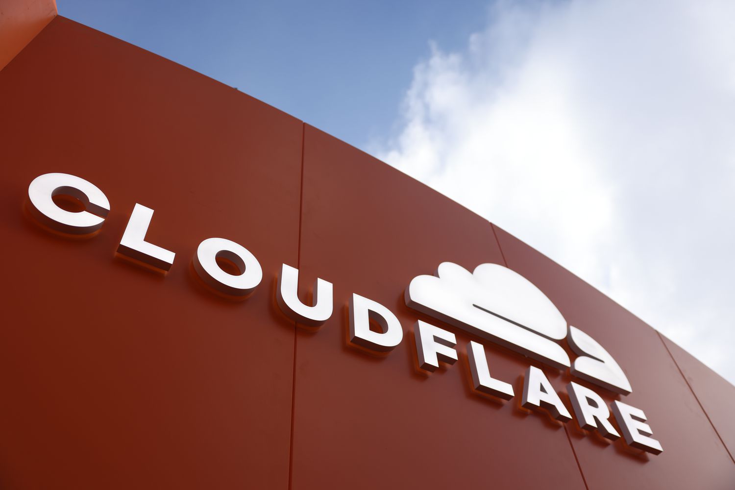Cloudflare 股票上涨，美国银行罕见地双重升级为“真正的 AI 赢家”