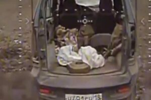 无论你做什么，都不要开着你的紧凑型车去战斗，后面有反坦克地雷