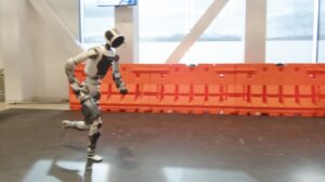 观看 Atlas 机器人在 Boston Dynamics 的最新视频中大放异彩