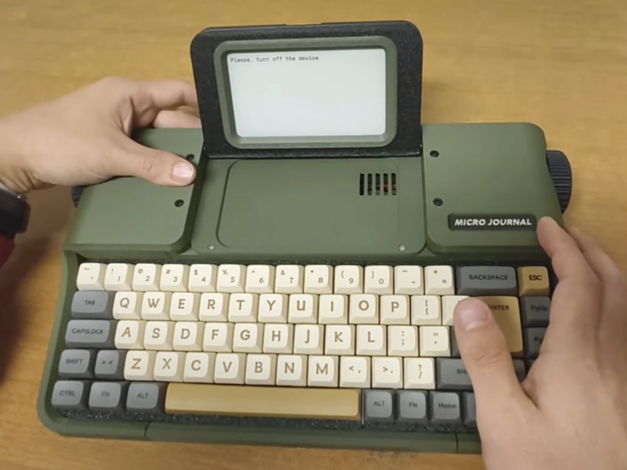 Micro Journal Rev. 7 是一款 DIY E Ink 打字机，可让您专注于您的手艺