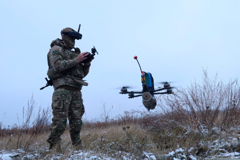 乌克兰使用电子战系统检测系统测试 FPV 无人机