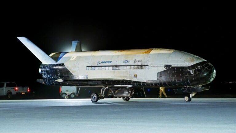 X-37B 太空飞机在帮助为“机动战”铺平道路后降落