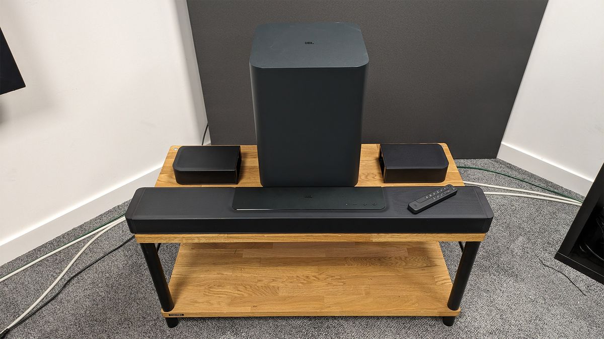在这款无线 JBL 杜比全景声 （Dolby Atmos） 条形音箱系统上节省数百美元