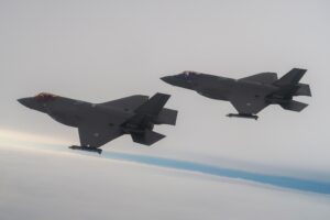 荷兰 F-35 战斗机在演习期间在波罗的海上空击落了几架无人机