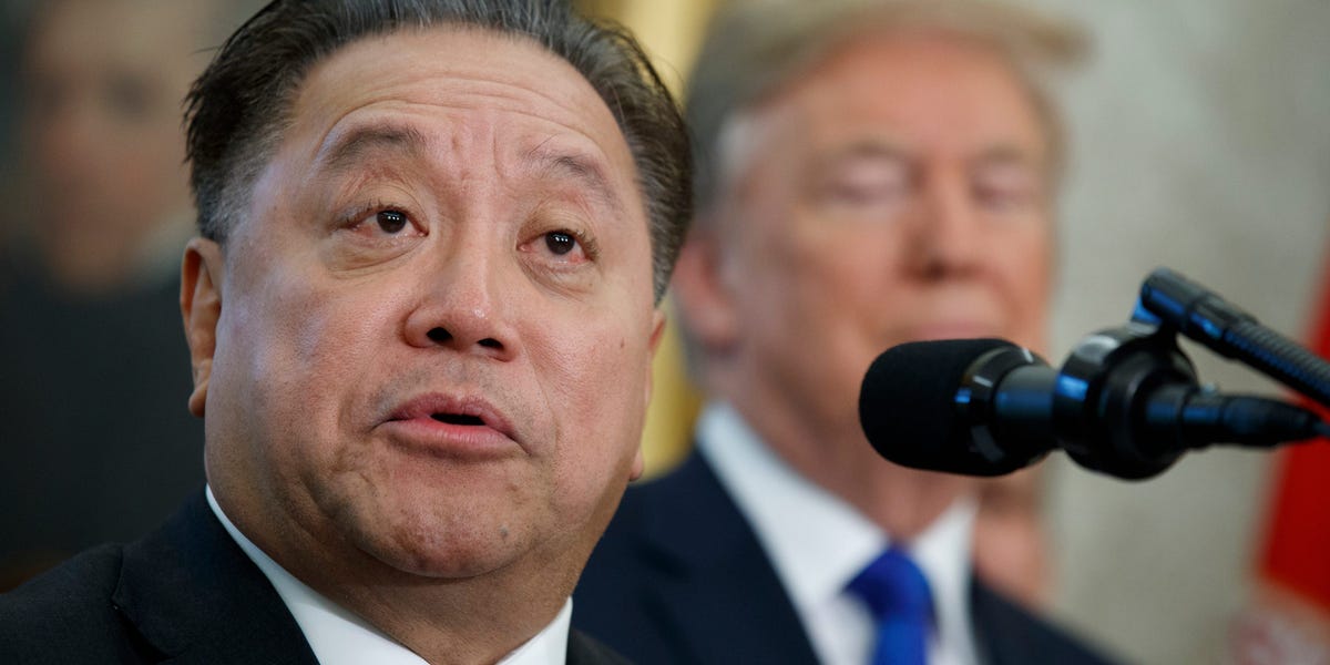 Broadcom 的轮流裁员已将 VMware 的员工人数削减了大约一半