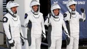 NASA 被困的宇航员欢迎他们新抵达的替代者来到空间站