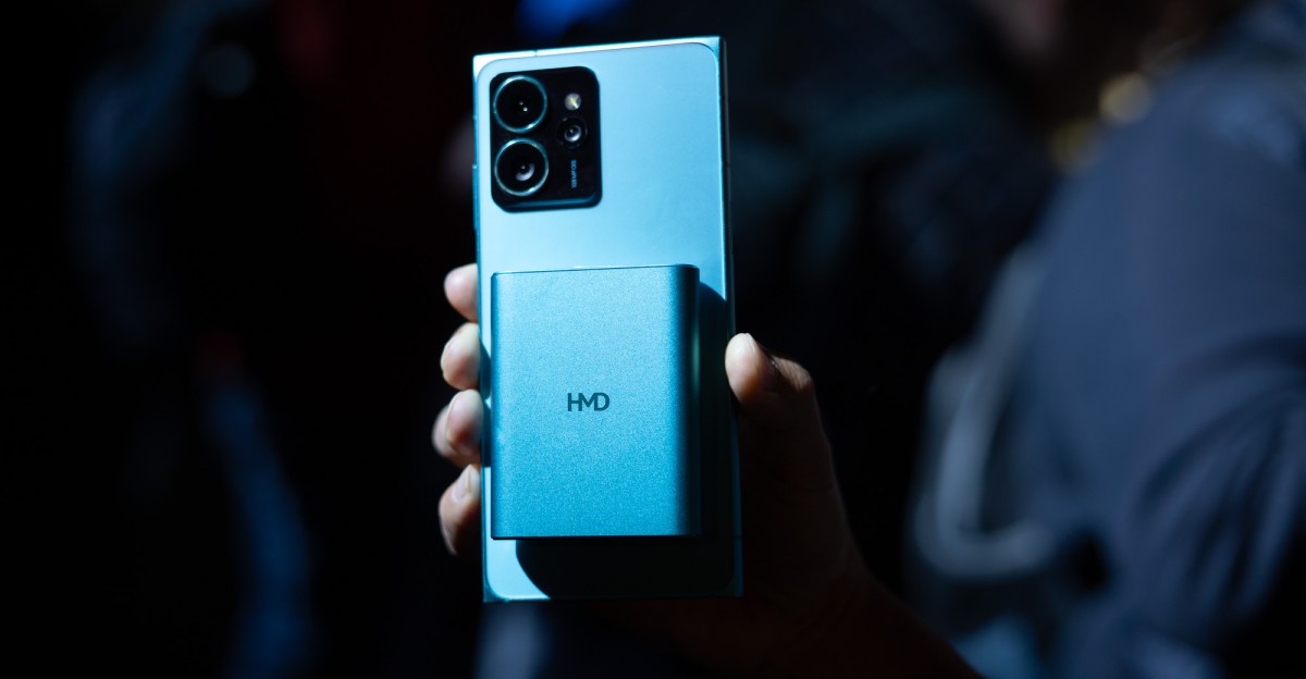 HMD 的新耳塞可以为手机的电池充电