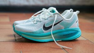 我穿着 Nike Vomero 18 跑步，这就是“缓慢而稳定”的定义