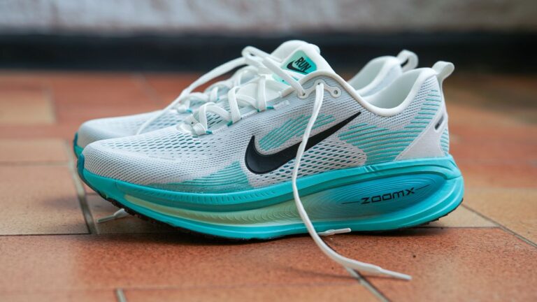 我穿着 Nike Vomero 18 跑步，这就是“缓慢而稳定”的定义