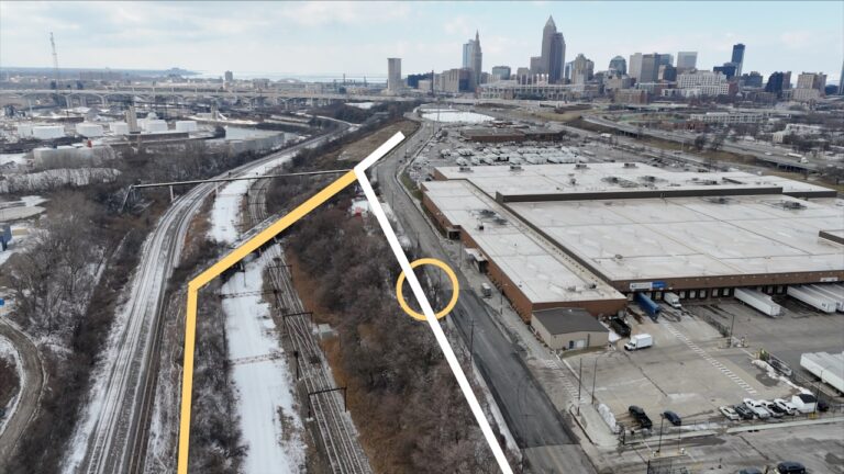 无人机镜头追踪了克利夫兰下一条大型多用途步道的路线
