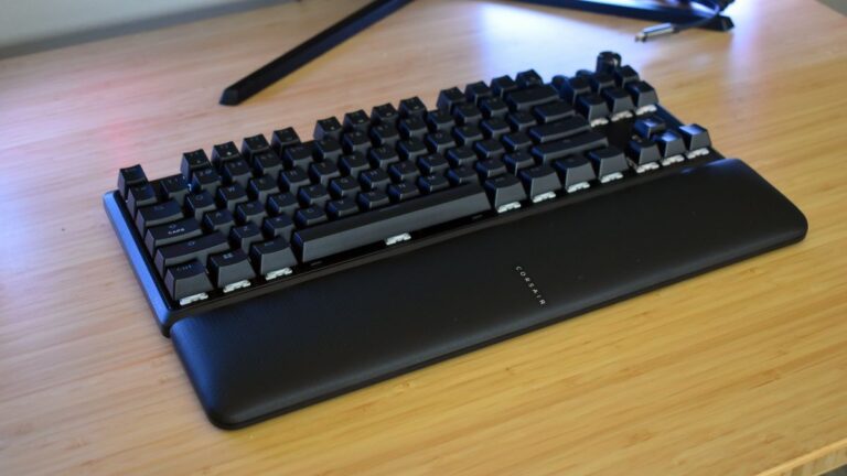 Corsair K70 Pro TKL 评测：令人印象深刻的股票性能有一个很大的缺点