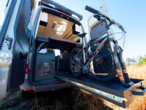 Storyteller Overland 的定制 Sprinter 露营车在其巧妙的设置中可容纳 5 人