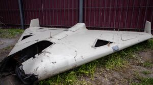 基辅防空回应：无人机碎片落在 Desnianskyi 区的学校校园内