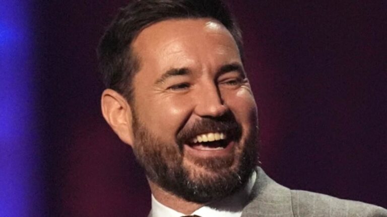 《使命线》明星马丁·康普斯顿 （Martin Compston） 透露了他如何为性爱场面做准备，他开玩笑说，当场面结束时，它就是“直接去肯德基”
