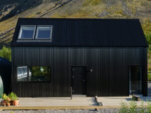 这个可持续的漆黑小屋在冰岛的偏远风景中融合了艺术和热情好客