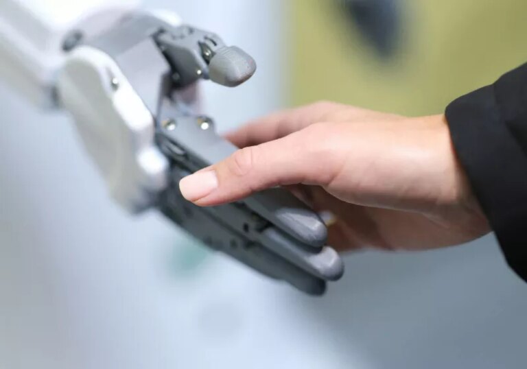 企业采用 AI 的最大障碍不是技术，而是培训