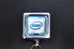 英特尔新任 CEO 希望挽救其失败的 AI 芯片业务。是时候加倍投资 INTC 股票了吗？