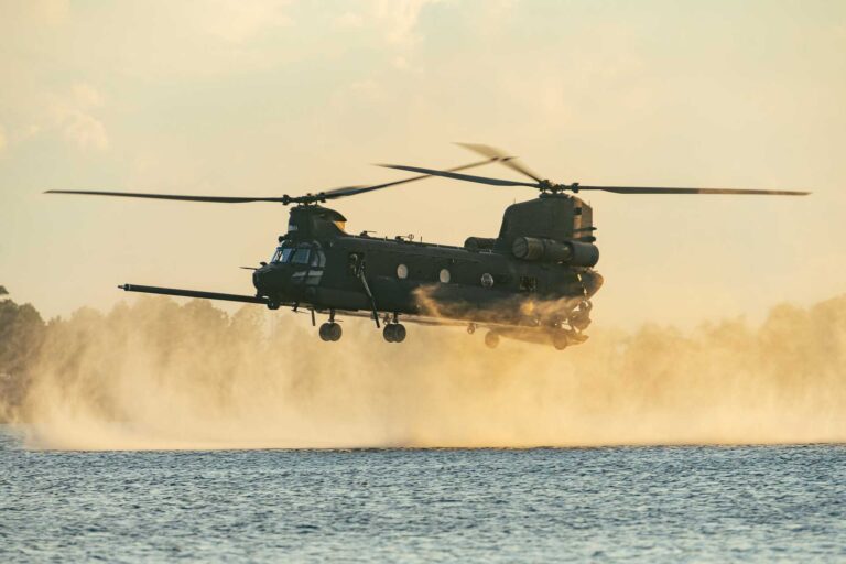 突发新闻：波音公司通过五架新型 MH-47G Block II 支奴干直升机增强美国特种部队能力