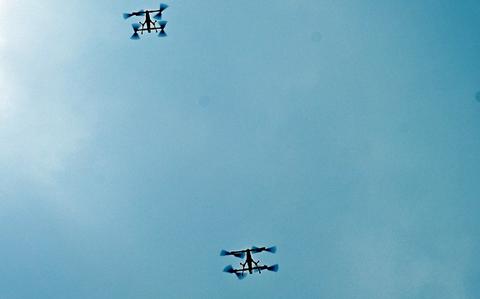 美国士兵在泰国模拟战斗中测试 Dronebuster 原型