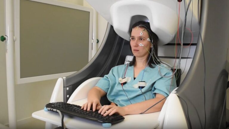 Meta 科学家使用 AI 解码磁脑扫描，揭示想法如何转化为打字句子